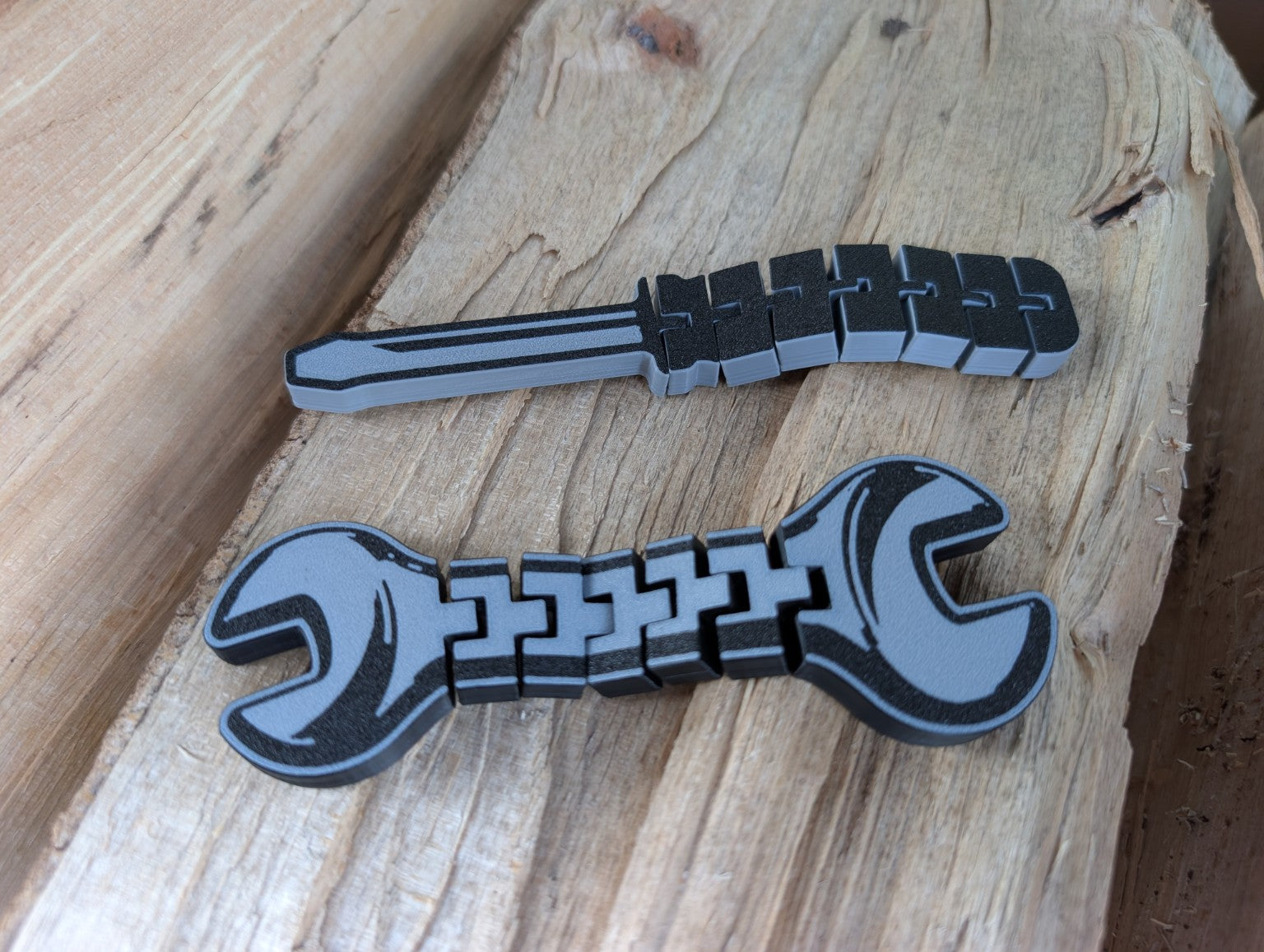Jouet articulé en forme d'outils